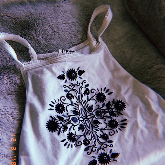 white embroidered crop top - Picture 3 of 3